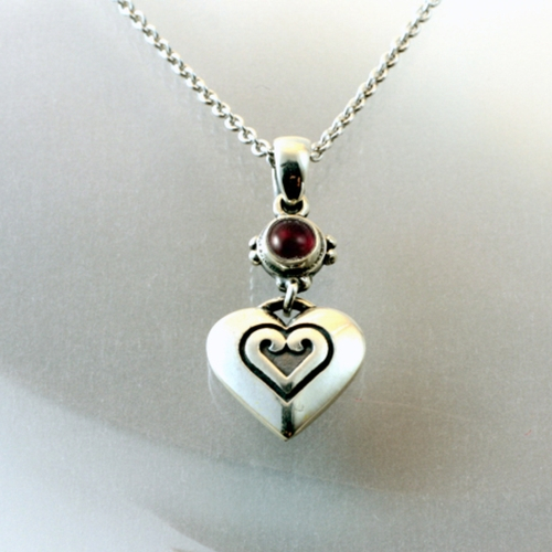 Fehérvári szív medál gránát kővel